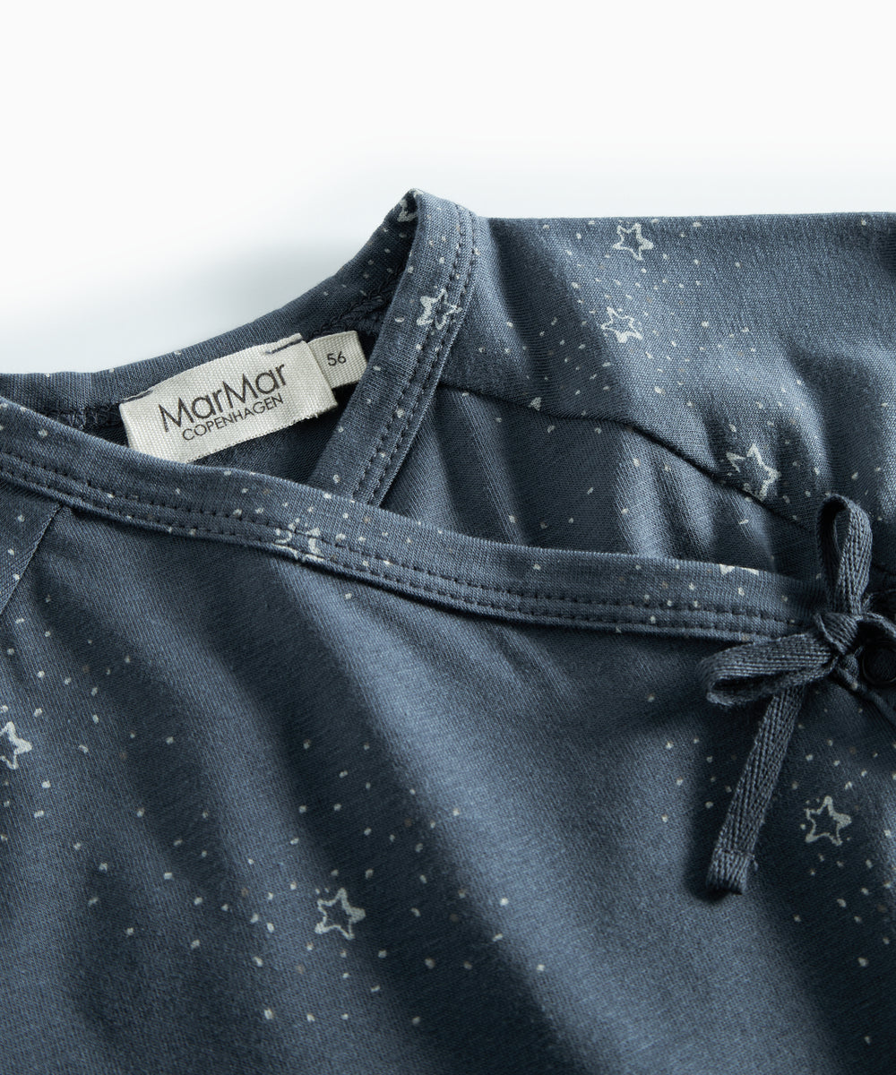 Mørkeblå slå-om bluse med stjerneprint til nyfødt