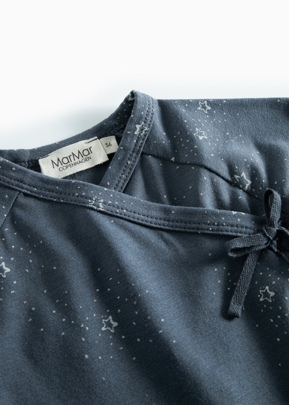 Mørkeblå slå-om bluse med stjerneprint til nyfødt