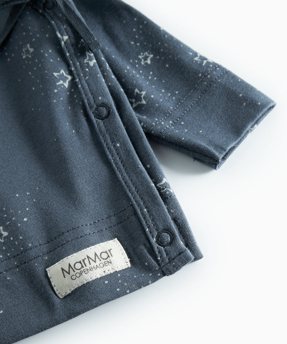 Mørkeblå slå-om bluse med stjerneprint til nyfødt