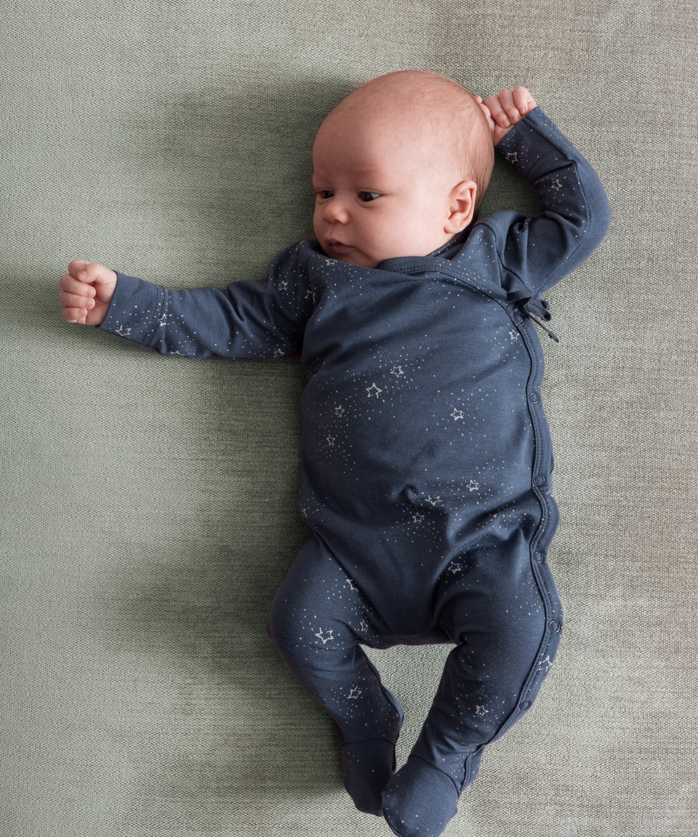 Baby i Mørkeblå heldragt med stjerneprint til nyfødt