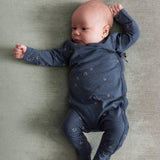 Baby i Mørkeblå heldragt med stjerneprint til nyfødt