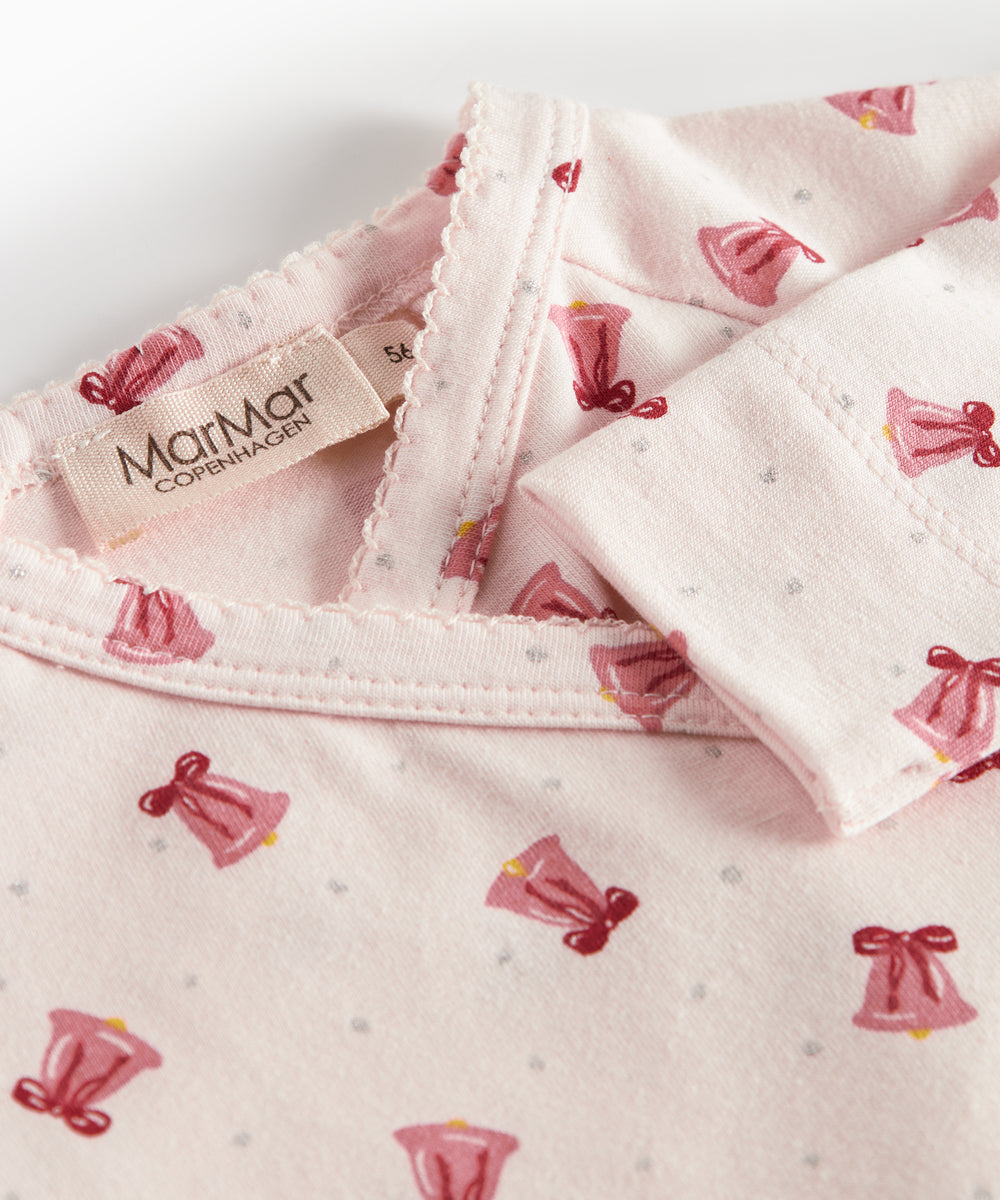 Heldragt med slå-om lukning og juleklokke mønster til baby