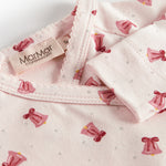 Heldragt med slå-om lukning og juleklokke mønster til baby