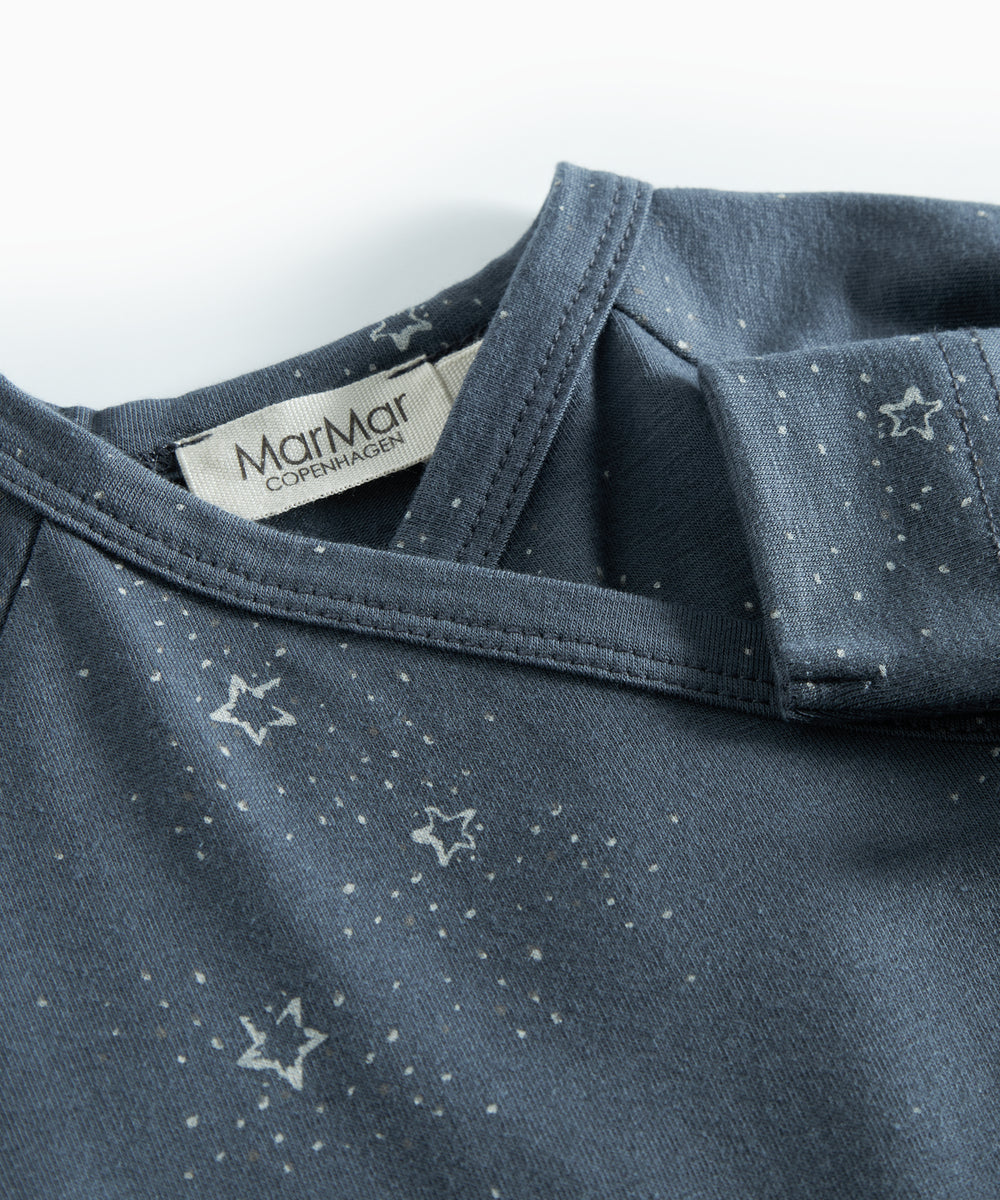 Mørkeblå heldragt med slå-om lukning og stjerneprint til baby