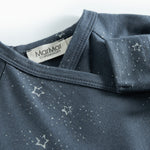 Mørkeblå heldragt med slå-om lukning og stjerneprint til baby