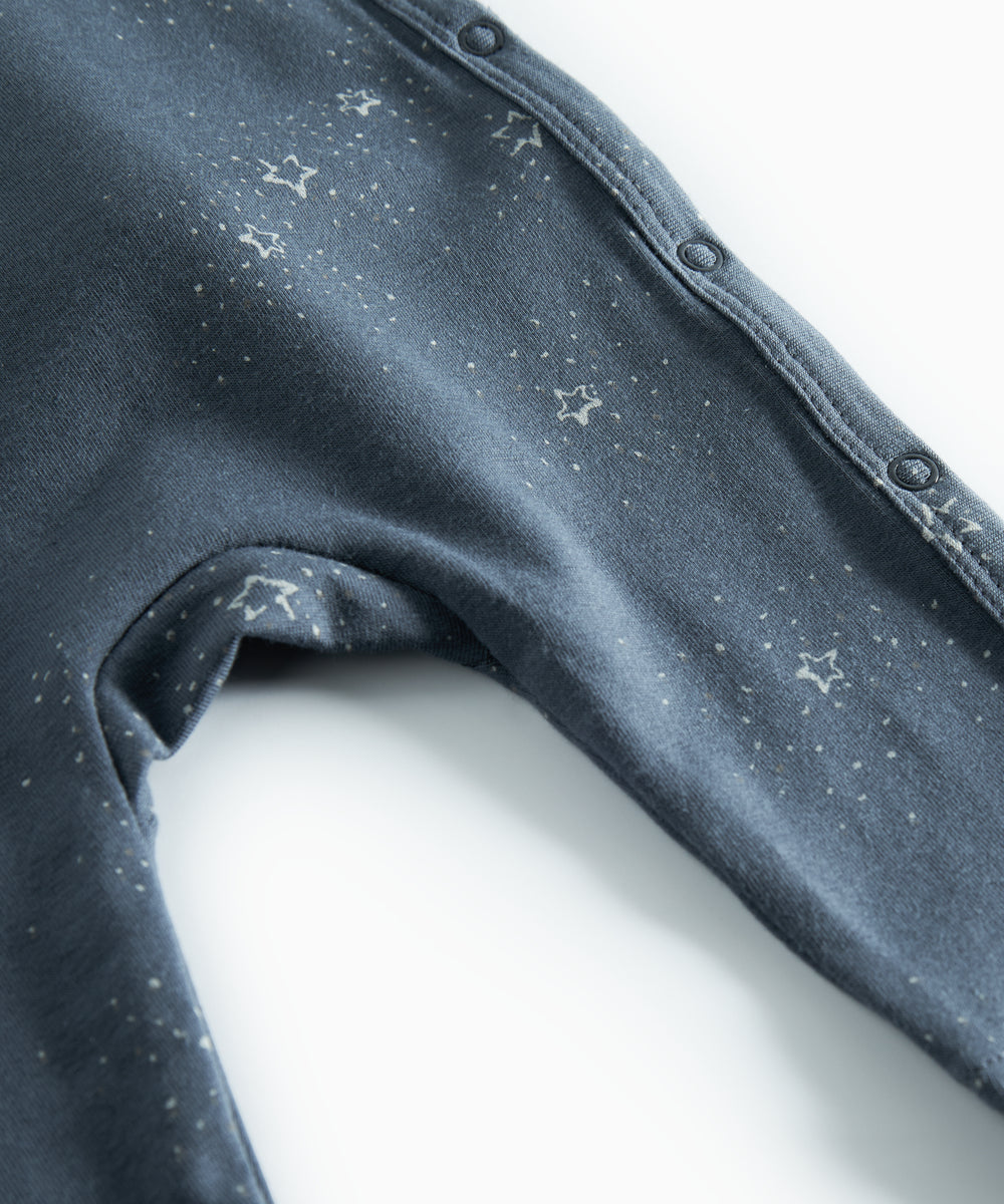 Mørkeblå heldragt med slå-om lukning og stjerneprint til baby