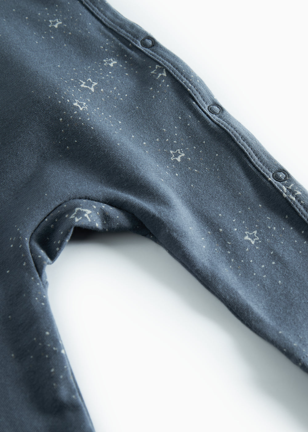 Mørkeblå heldragt med slå-om lukning og stjerneprint til baby
