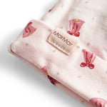 Cremefarvet hue med røde juleklokker til nyfødt