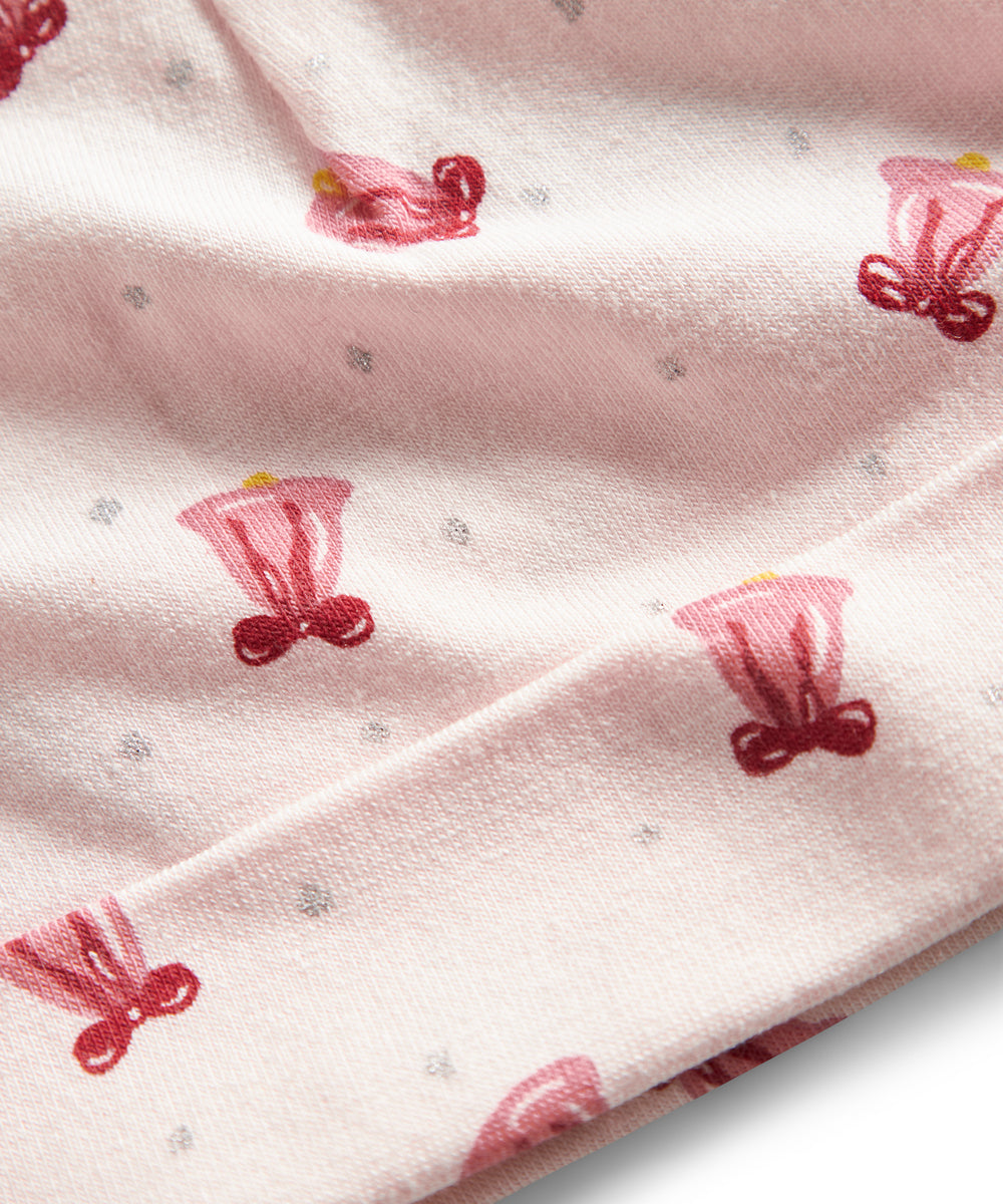 Cremefarvet hue med røde juleklokker til nyfødt