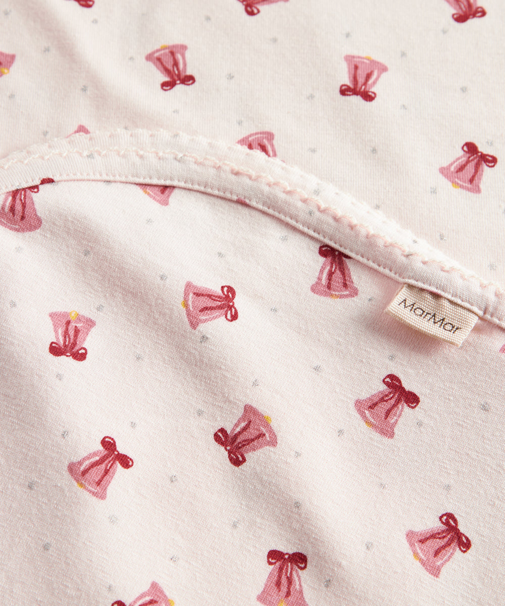 Cremefarvet babytæppe med røde juleklokker