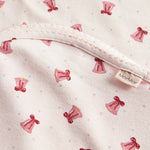 Cremefarvet babytæppe med røde juleklokker