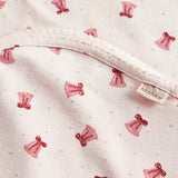 Cremefarvet babytæppe med røde juleklokker