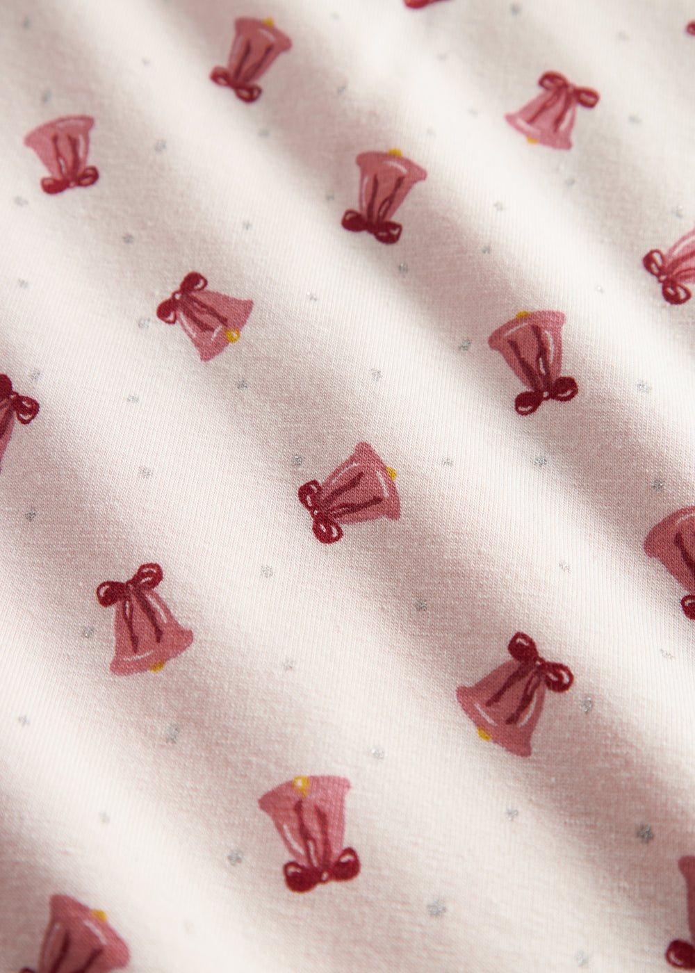 Cremefarvet babytæppe med røde juleklokker