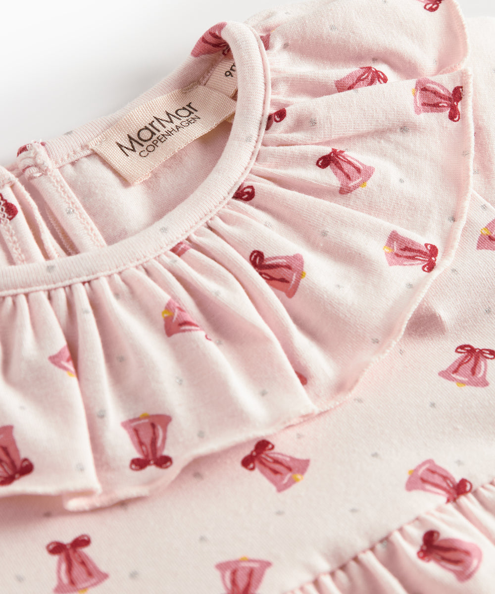 Cremefarvet kjole med røde juleklokker til baby