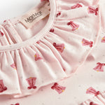 Cremefarvet kjole med røde juleklokker til baby