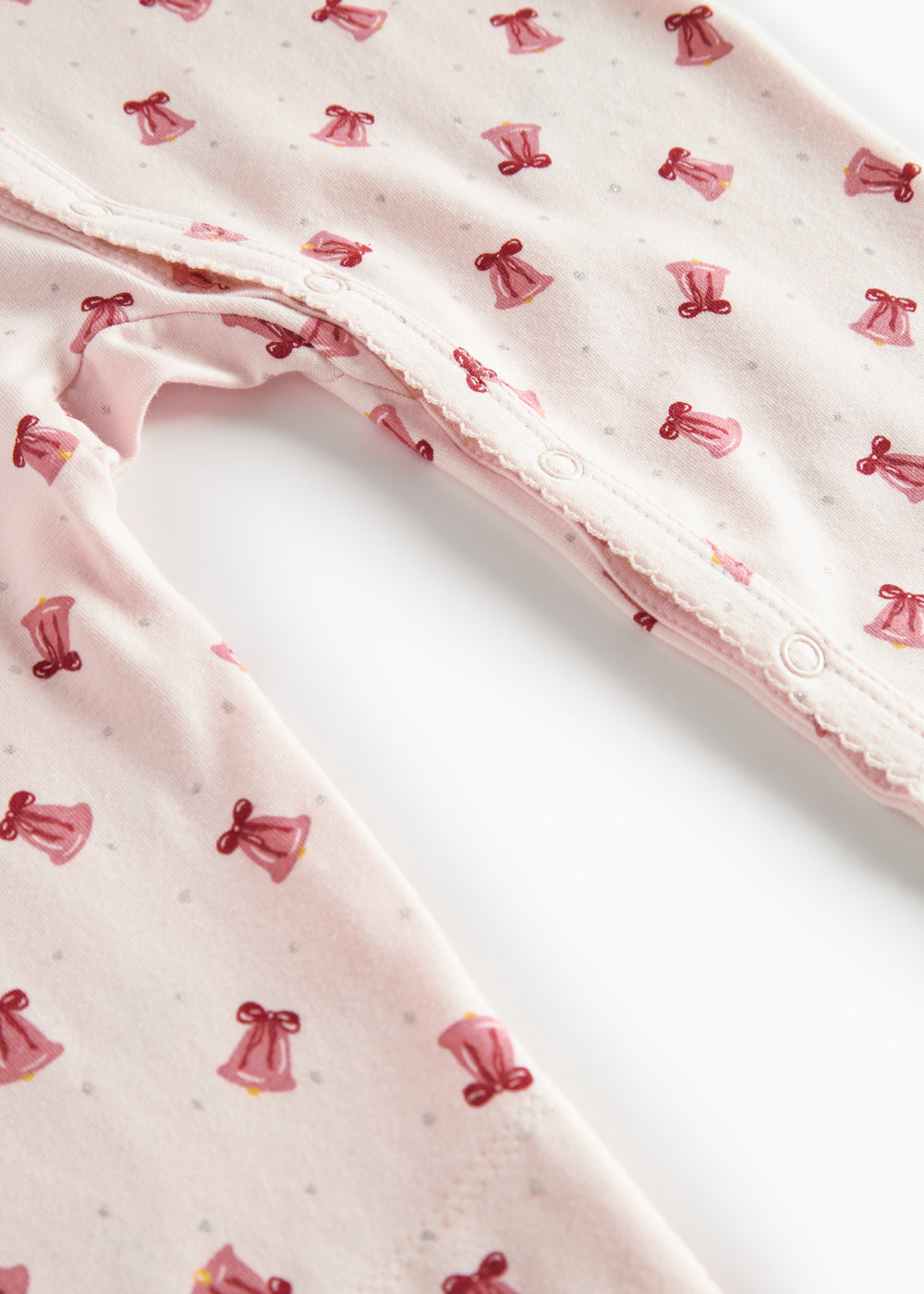 Cremefarvet heldragt med røde juleklokker til baby