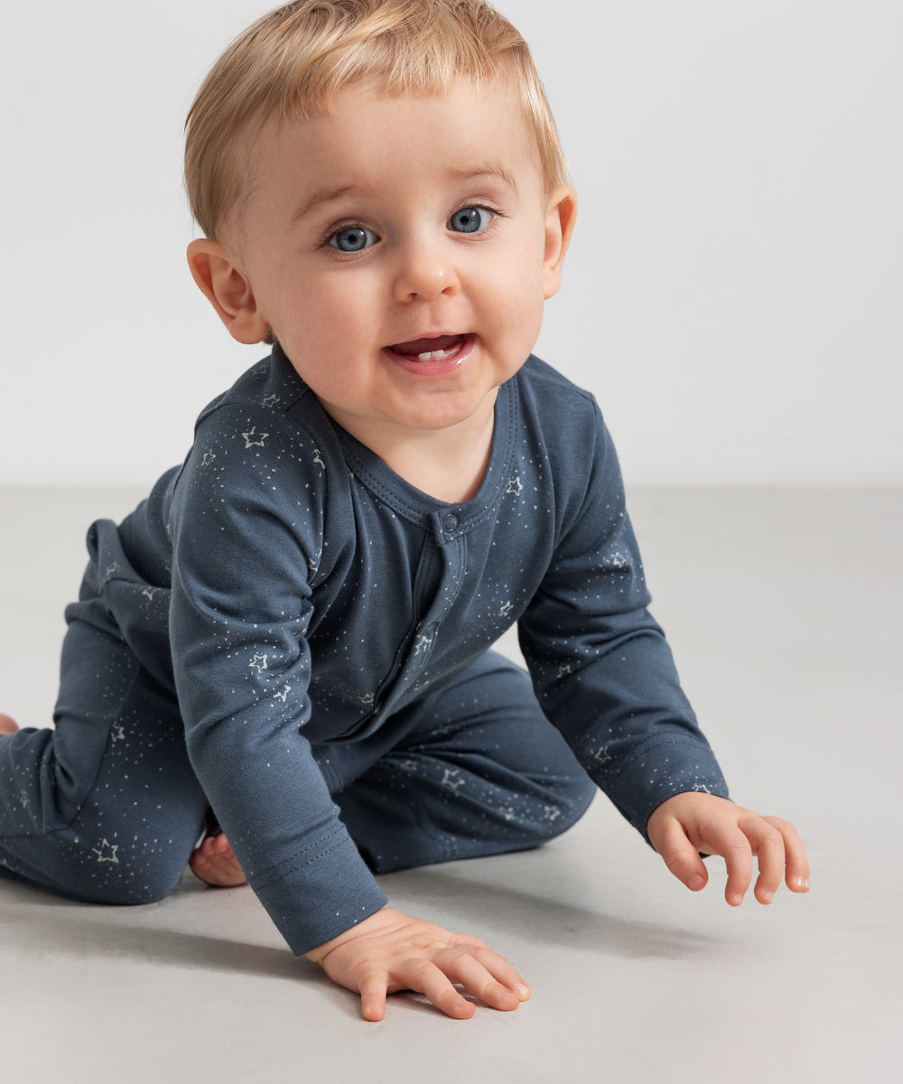 Baby iført mørkeblå heldragt med stjerneprint