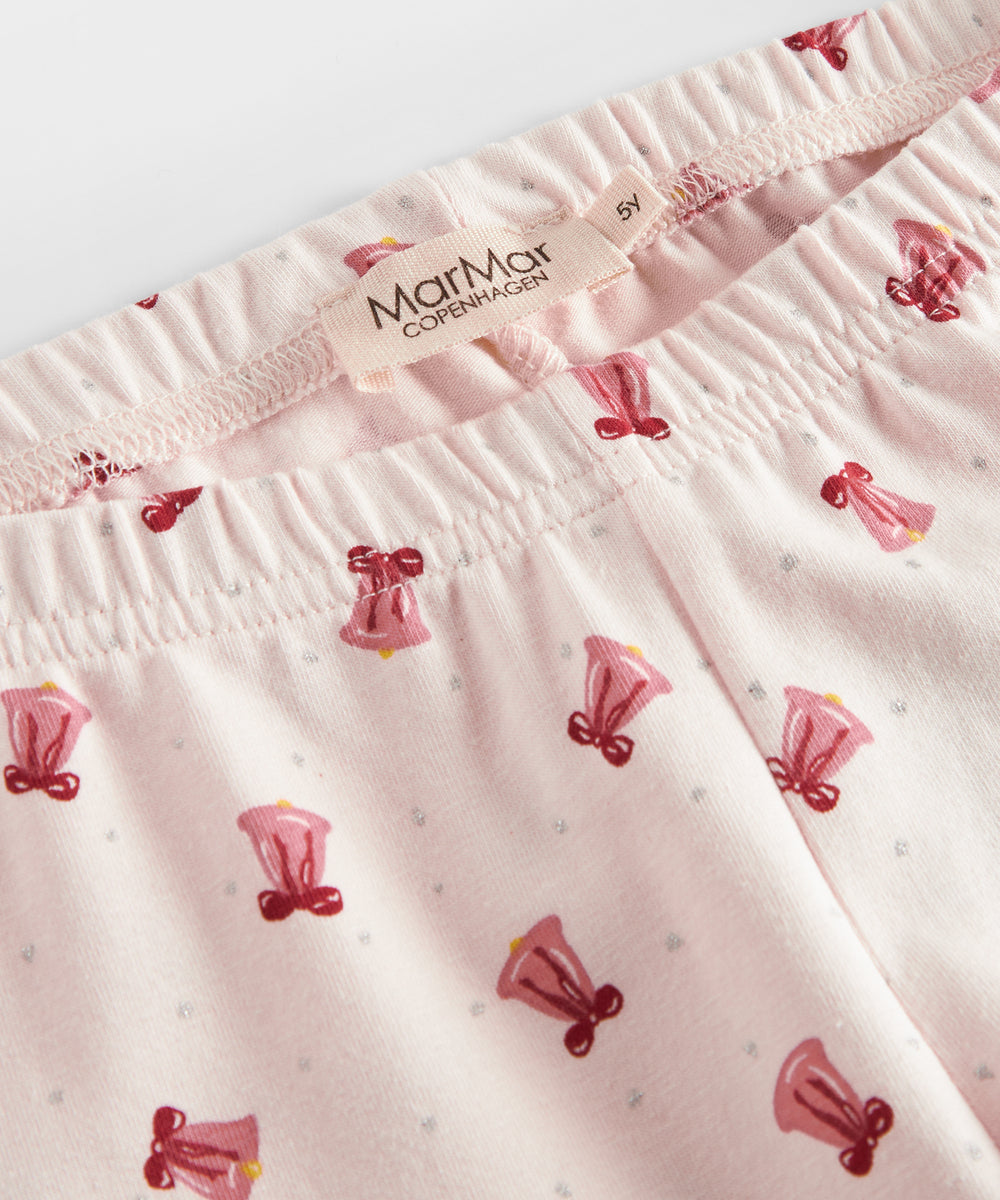 Cremefarvet julepyjamas med mønster af røde juleklokker til børn