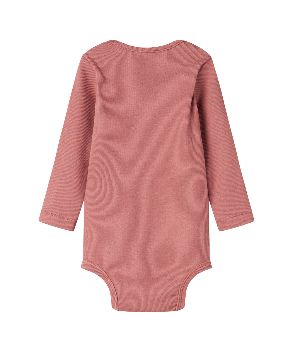 Støvet rosa ribstrikket body med lange ærmer til baby