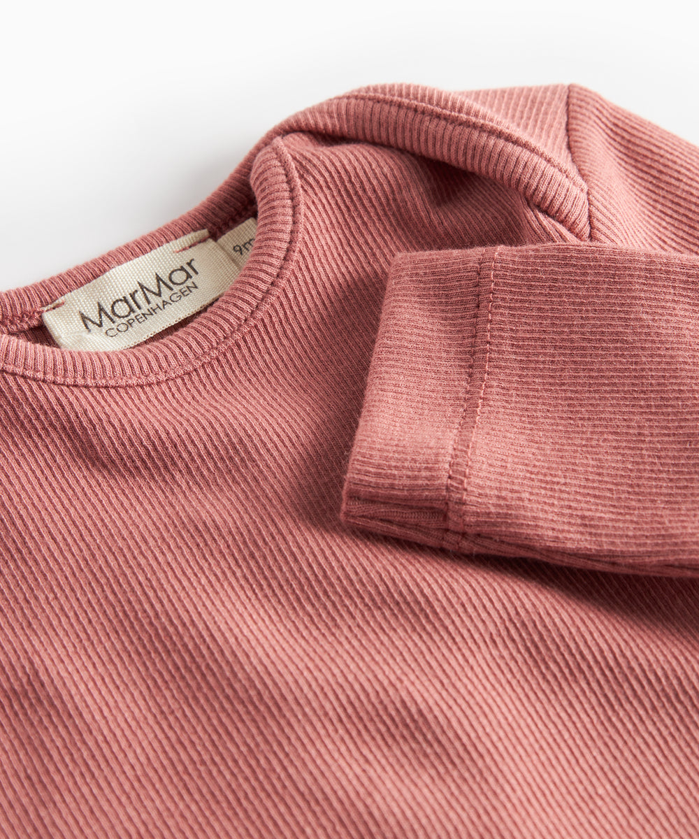 Støvet rosa ribstrikket body med lange ærmer til baby