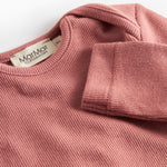 Støvet rosa ribstrikket body med lange ærmer til baby