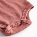 Støvet rosa ribstrikket body med lange ærmer til baby