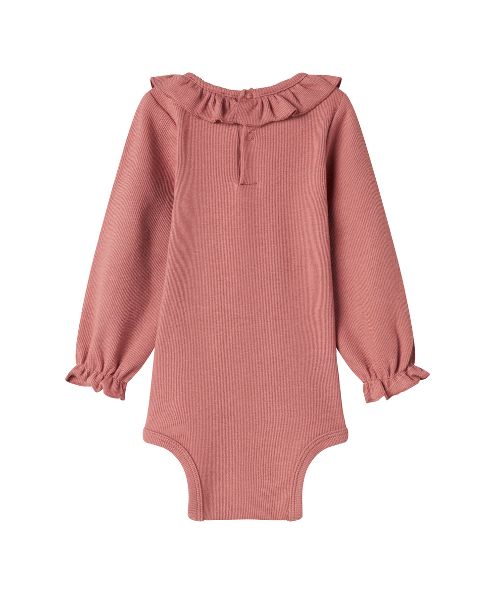 Støvet rosa ribstrikket babybody med flæsekrave og lange ærmer