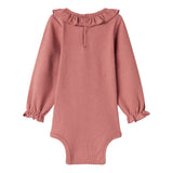 Støvet rosa ribstrikket babybody med flæsekrave og lange ærmer