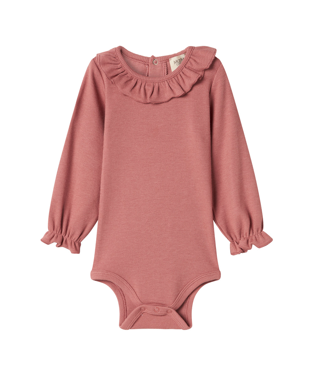 Støvet rosa ribstrikket babybody med flæsekrave og lange ærmer