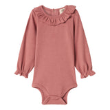 Støvet rosa ribstrikket babybody med flæsekrave og lange ærmer