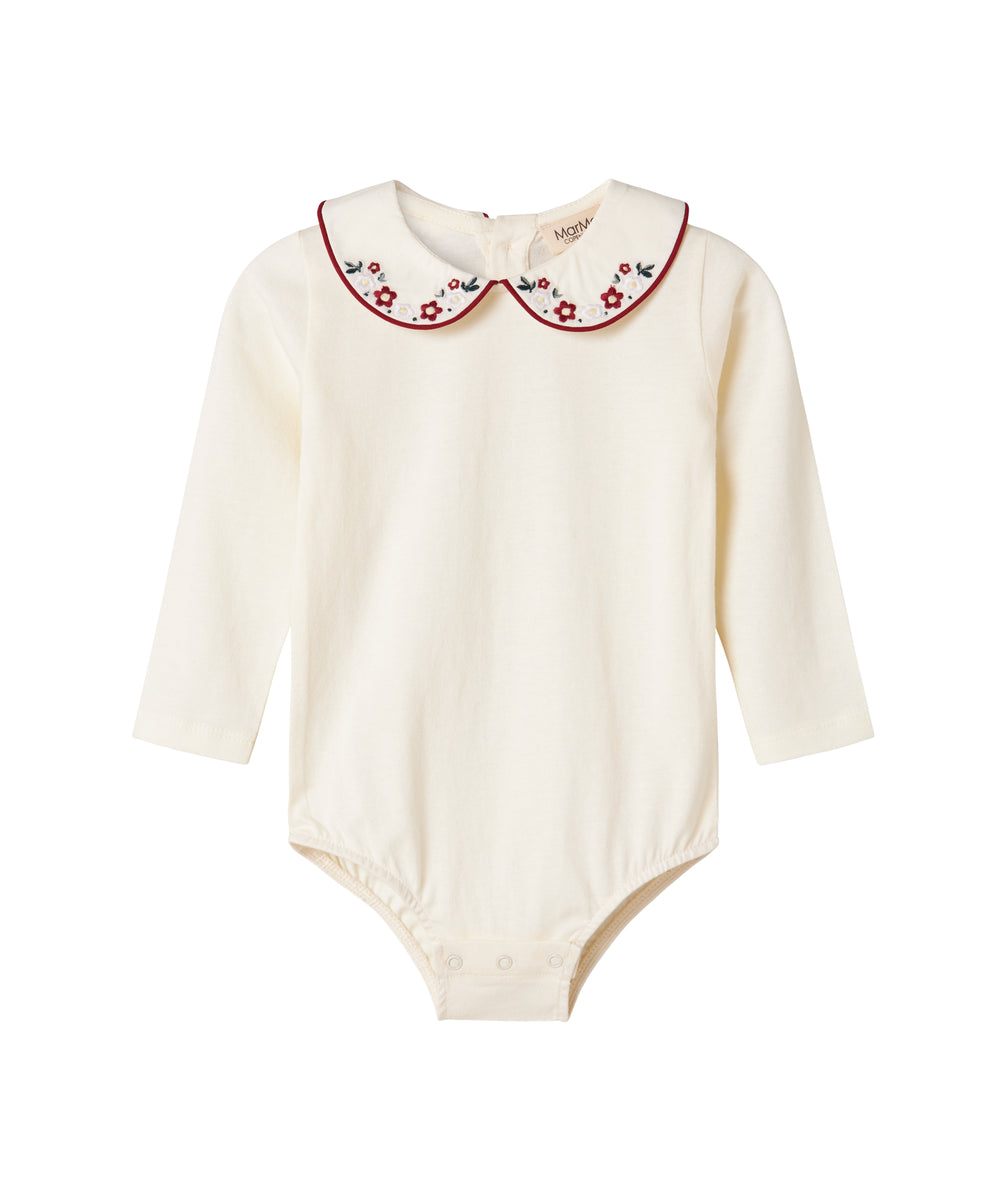 Hvid bodystocking med krave og fine blomsterbroderier til baby