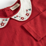 Julerød baby bodystocking med hvid krave og fine blomsterbroderier