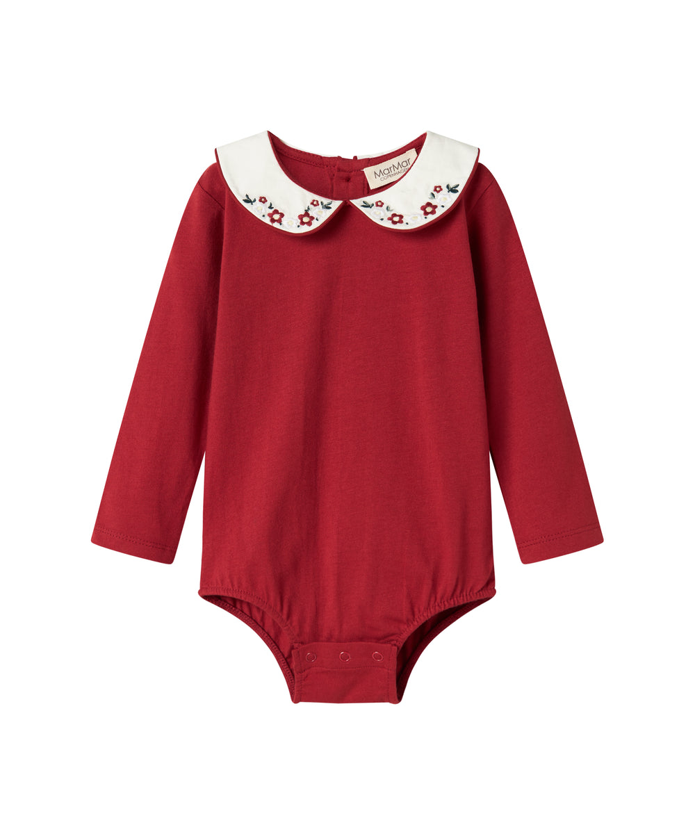 Julerød baby bodystocking med hvid krave og fine blomsterbroderier