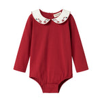 Julerød baby bodystocking med hvid krave og fine blomsterbroderier