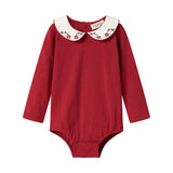 Julerød baby bodystocking med hvid krave og fine blomsterbroderier
