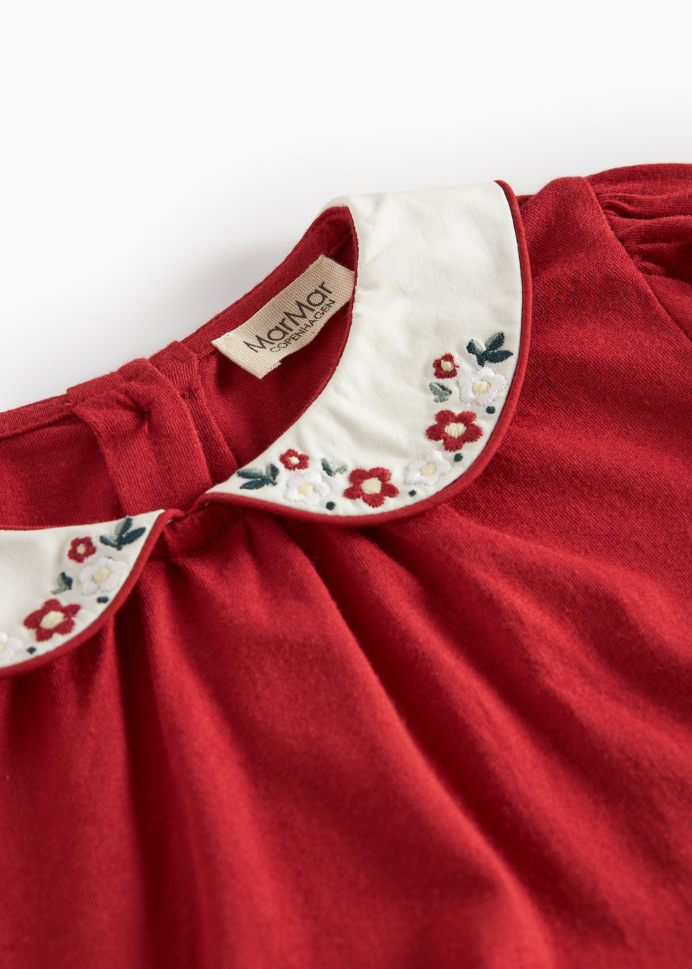Rød julekjole med hvid krave og fine blomsterbroderier til børn