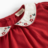 Rød julekjole med hvid krave og fine blomsterbroderier til børn