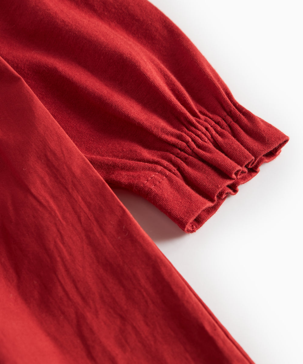 Rød julekjole med hvid krave og fine blomsterbroderier til børn