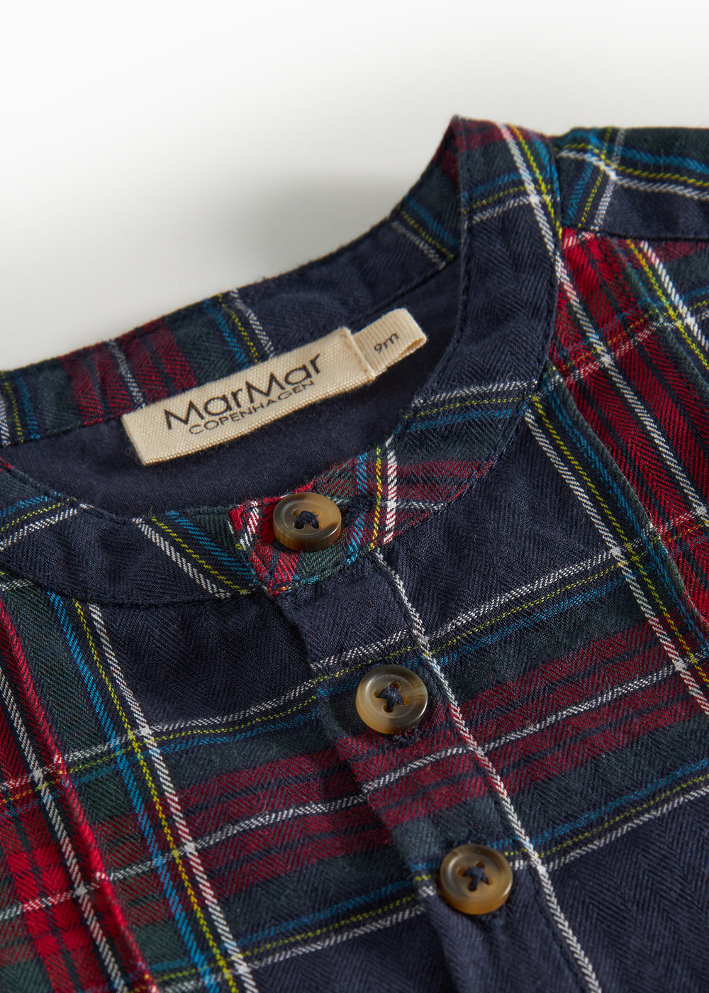 Mørkeblå og rød ternet juleskjorte med knapper og rund hals til baby