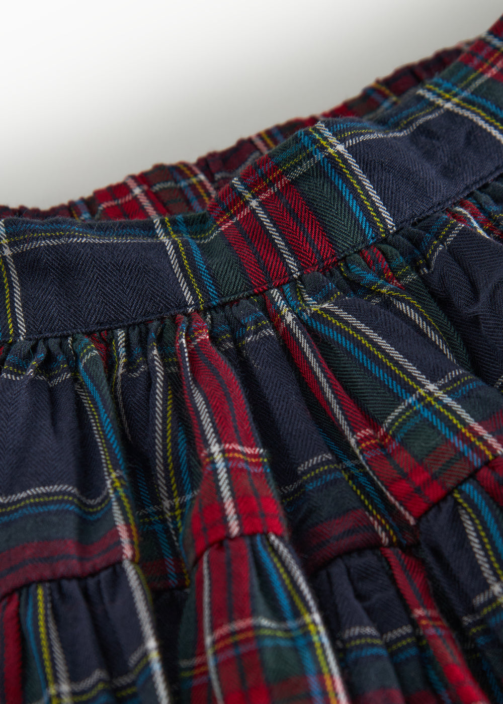 Mørkeblåt grønt og rødt ternet julenederdel med elastisk talje til børn