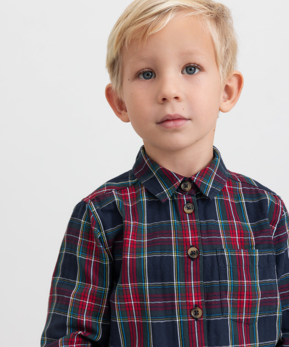 Dreng iført mørkeblå og rød ternet juleskjorte med knapper til børn