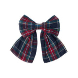 Ternet sløjfspænde i mørkeblå og rød ternet mønster med juleinspiration til børn