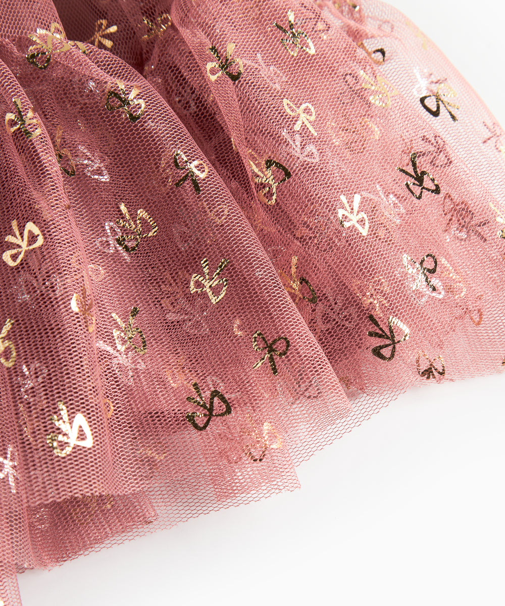 Rosa festlig babykjole i tyl med flæser og guldprint