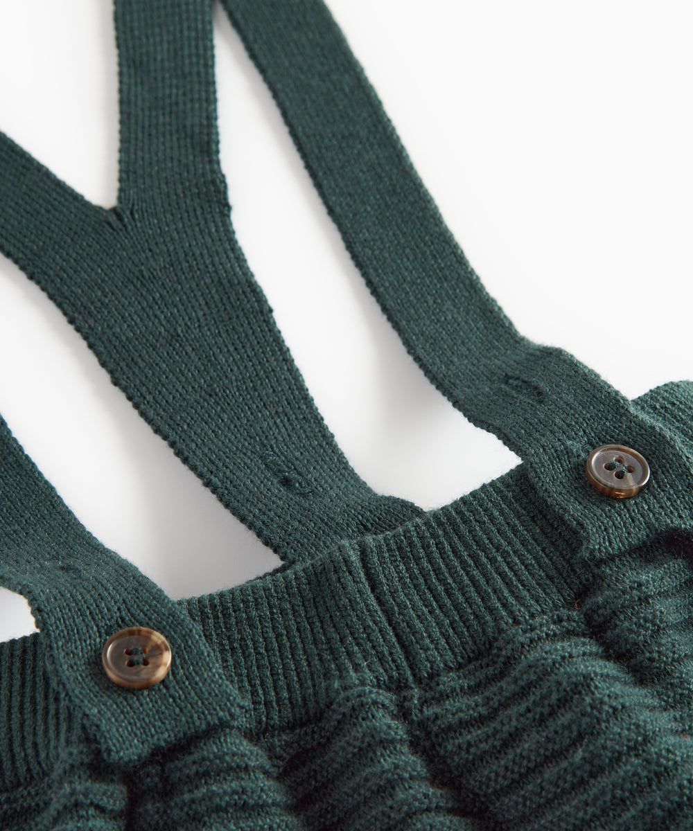 Mørkegrønne strikkede bukser med seler og fine knapper til baby