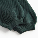 Mørkegrønne strikkede bukser med seler og fine knapper til baby