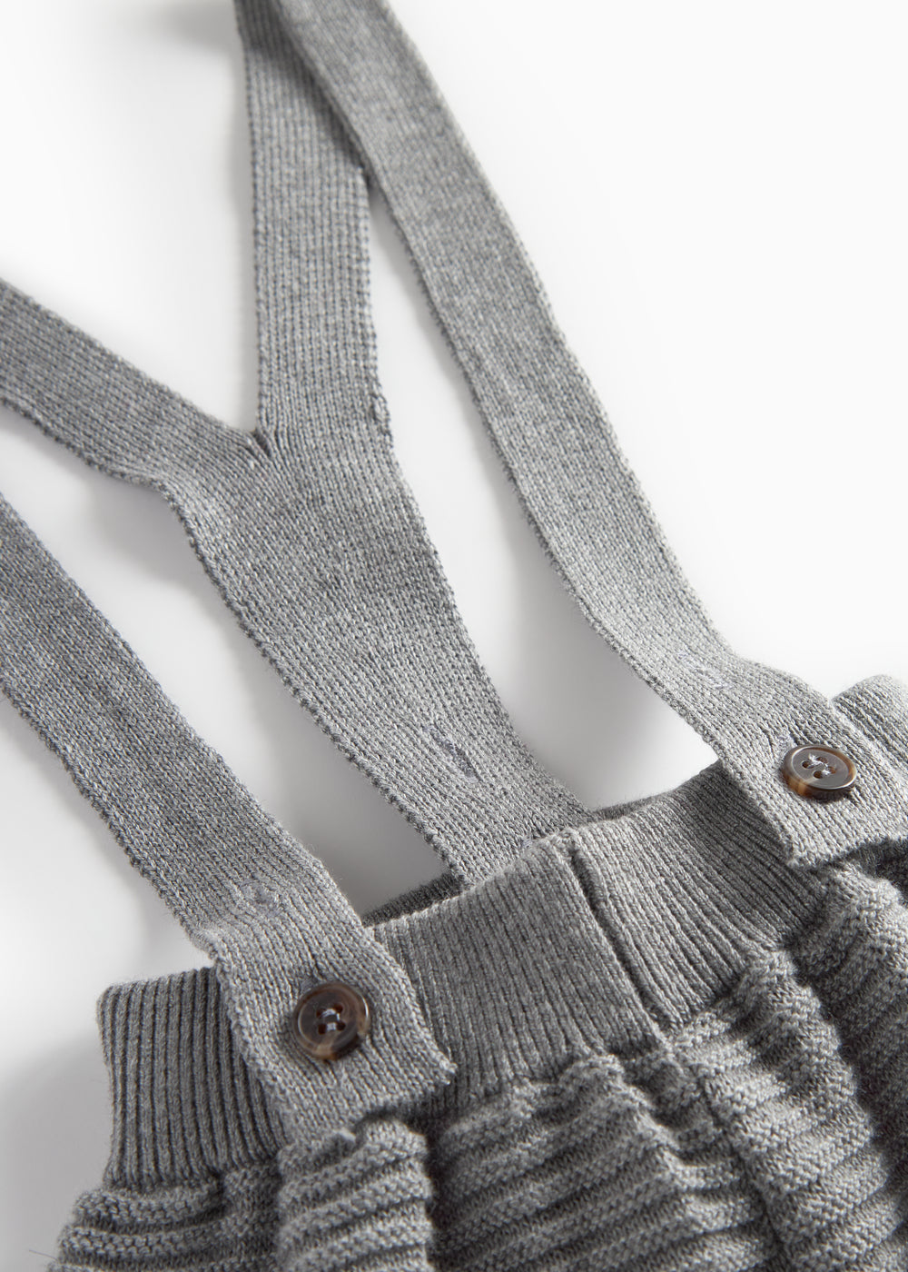 Grå strikkede bukser med seler og fine knapper til baby