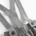 Grå strikkede bukser med seler og fine knapper til baby