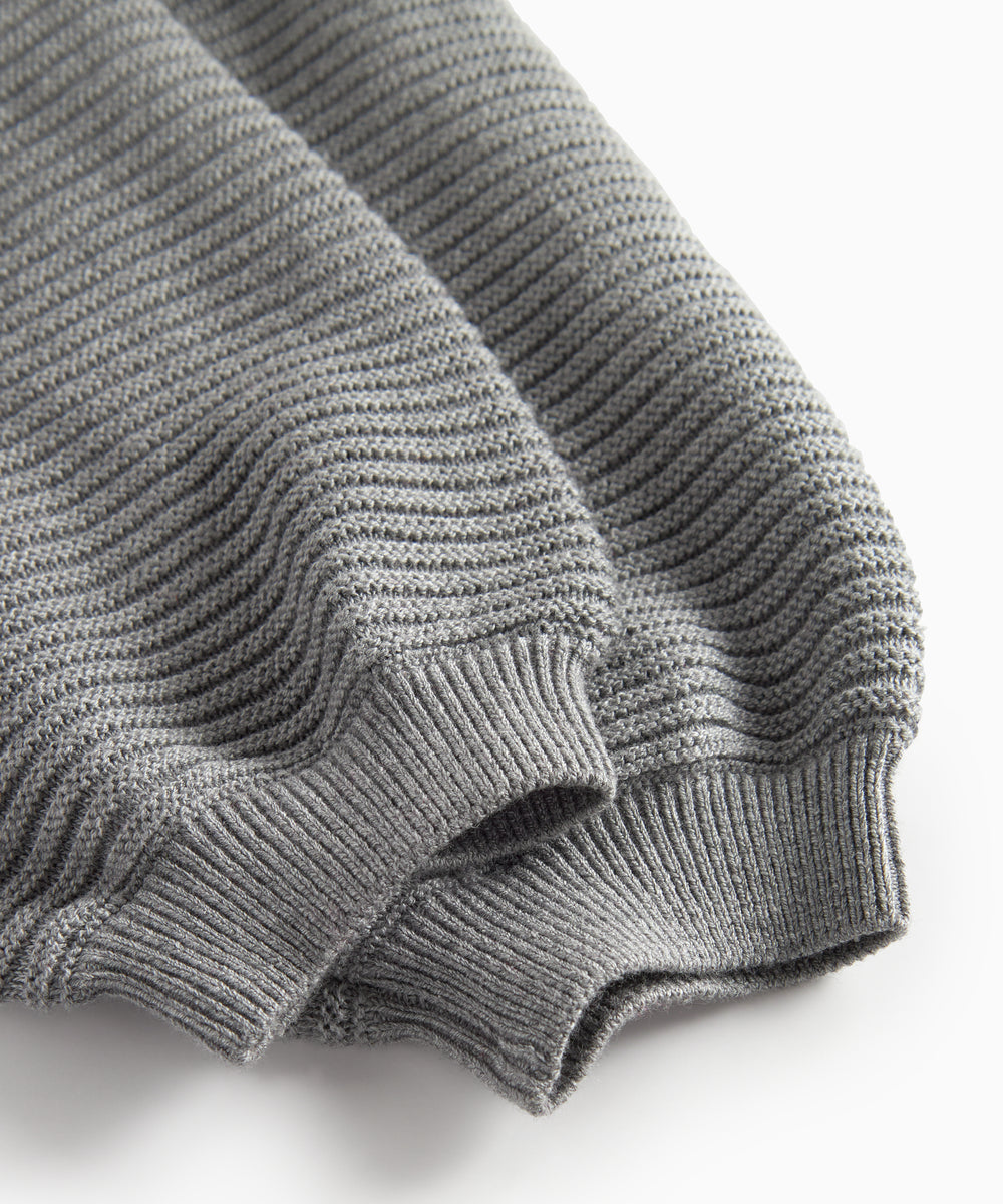 Grå strikkede bukser med seler og fine knapper til baby