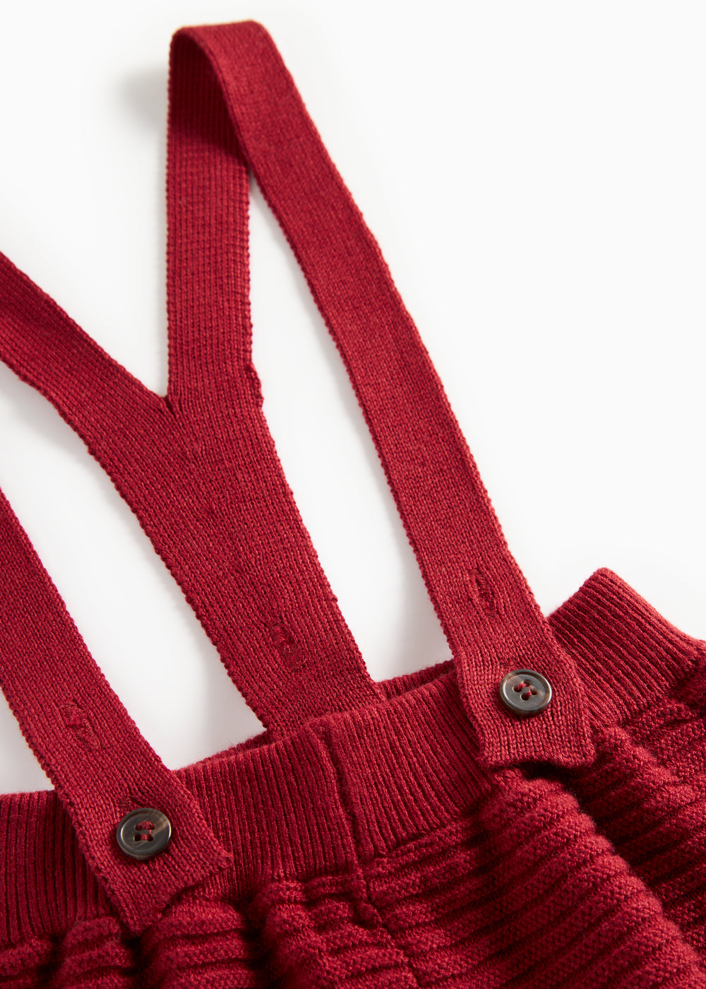 Røde strikkede bukser med seler og fine knapper til baby