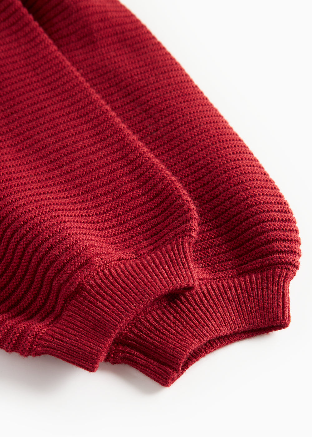 Røde strikkede bukser med seler og fine knapper til baby